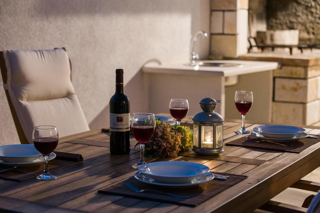 Holiday Home Zlatni San - Private Heated Pool Bol Phòng bức ảnh