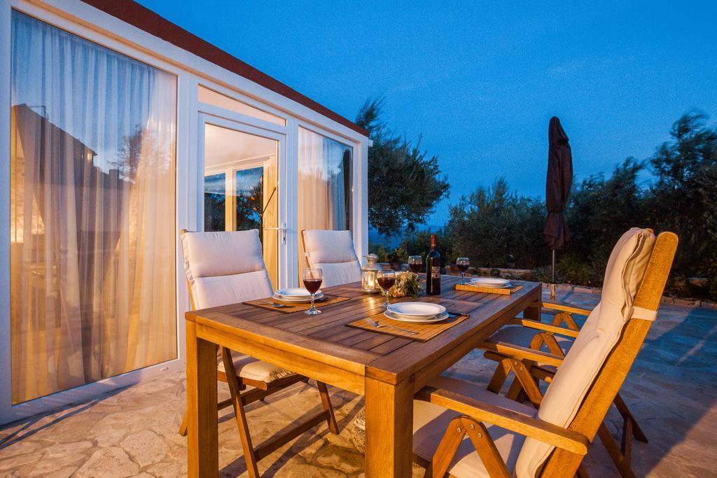 Holiday Home Zlatni San - Private Heated Pool Bol Phòng bức ảnh