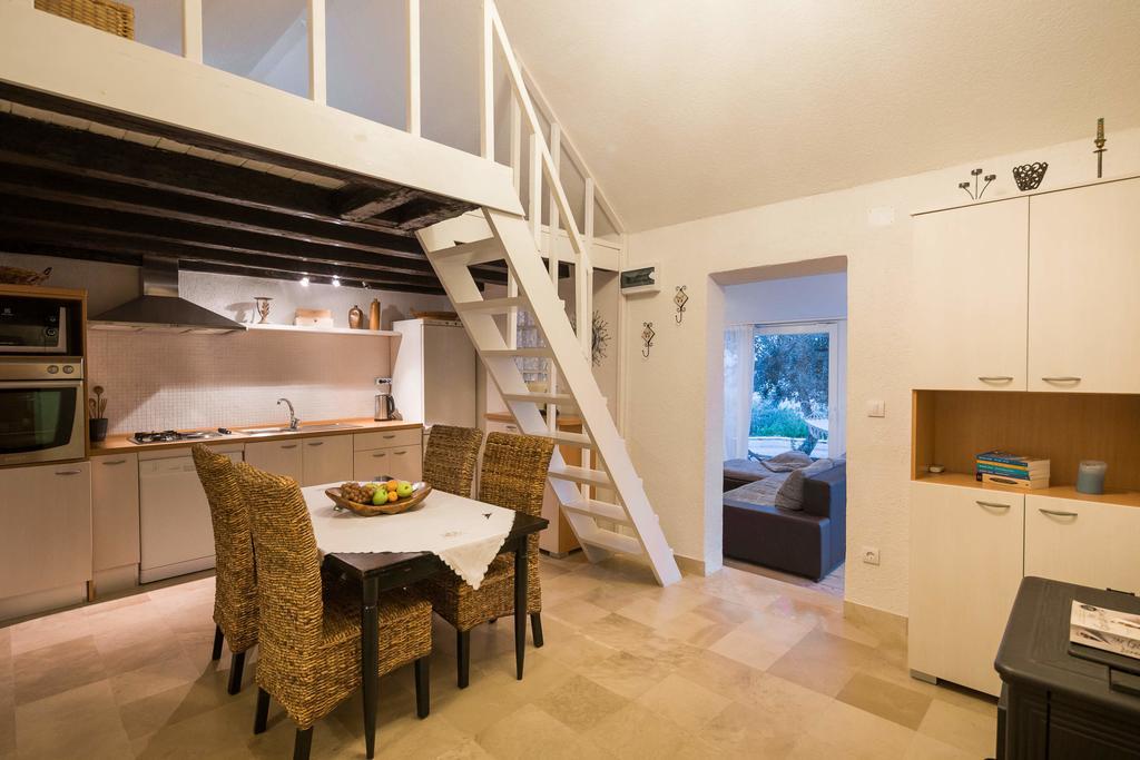 Holiday Home Zlatni San - Private Heated Pool Bol Phòng bức ảnh