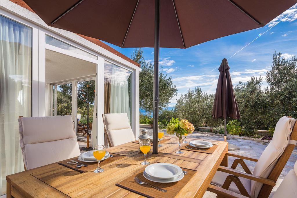 Holiday Home Zlatni San - Private Heated Pool Bol Phòng bức ảnh