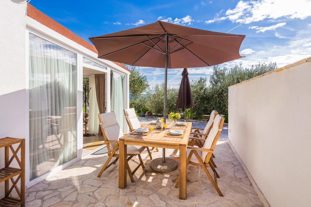 Holiday Home Zlatni San - Private Heated Pool Bol Phòng bức ảnh