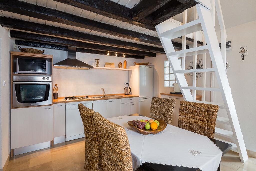 Holiday Home Zlatni San - Private Heated Pool Bol Phòng bức ảnh